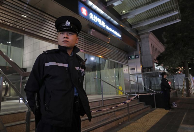 manarrestedoverhongkongsubwayfire17injured